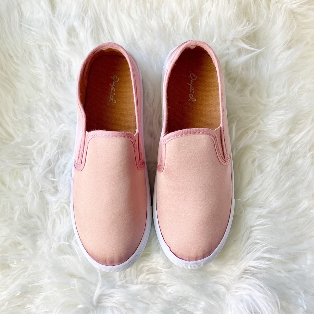 NIB Qupid Reba slip on sneaker in mauve satin